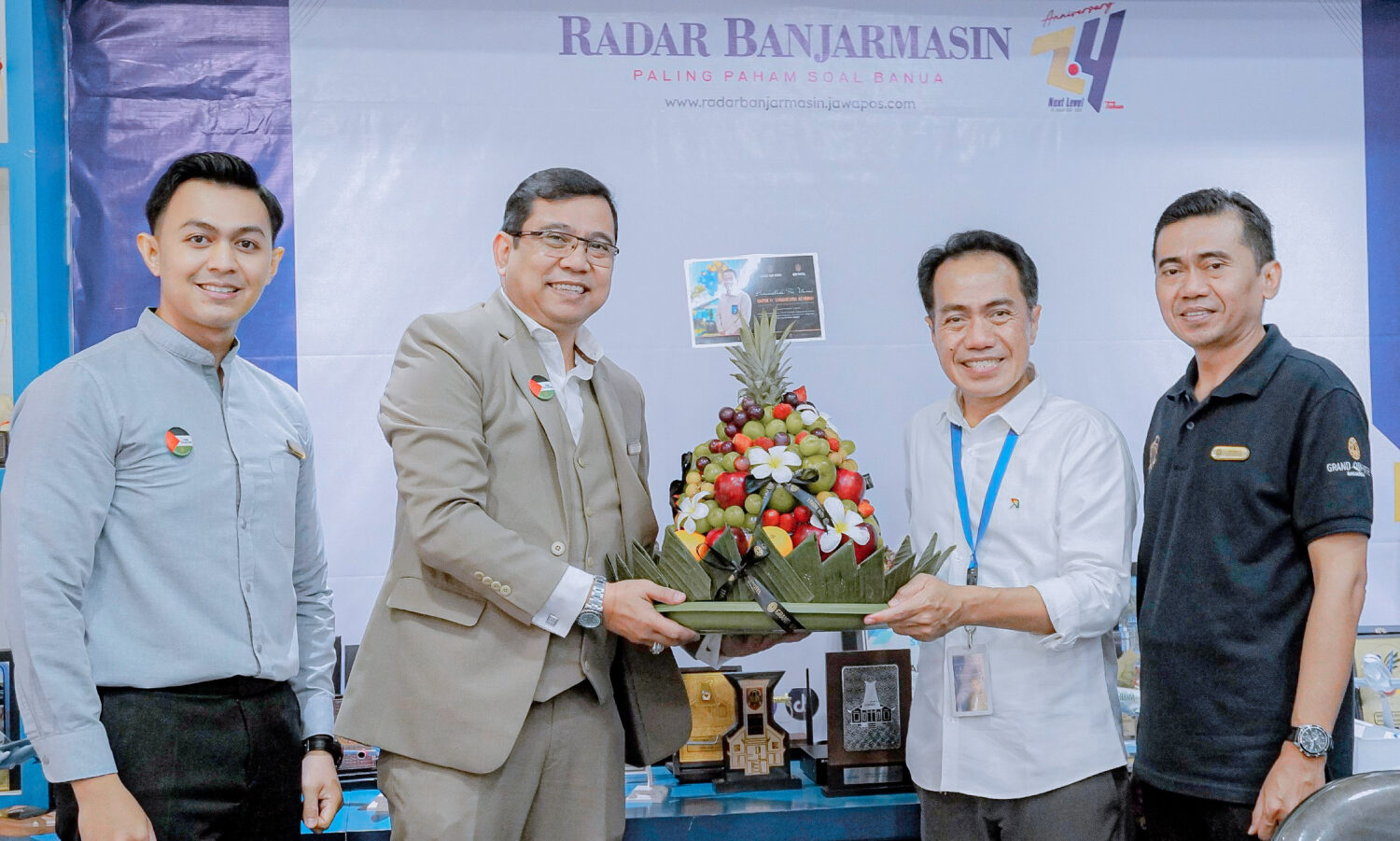 Kejutan Manis 53 Tahun Dirut Radar Banjarmasin, Grand Qin Hotel Bawa Fruit Tower Spesial