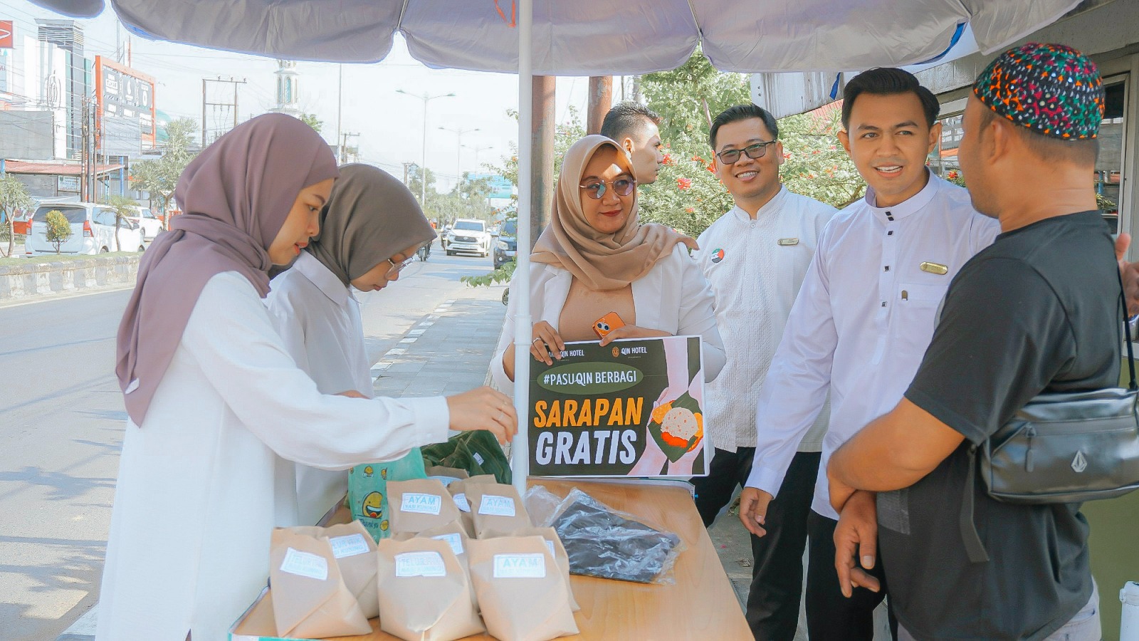 Cuma Nasi Bungkus, Tapi Bisa Buat Orang Tersenyum – Ini Ceritanya