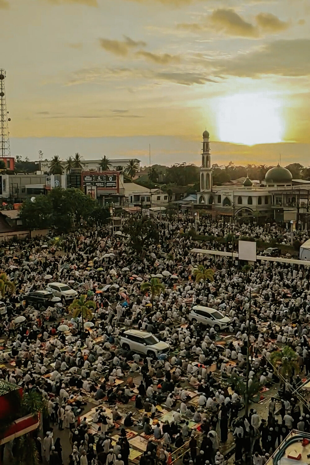 Meski digelar dua kali, Haul Abah Guru Sekumpul 2025 tetap dipadati jamaah. Qin Hotel Banjarbaru jadi pilihan penginapan jamaah.