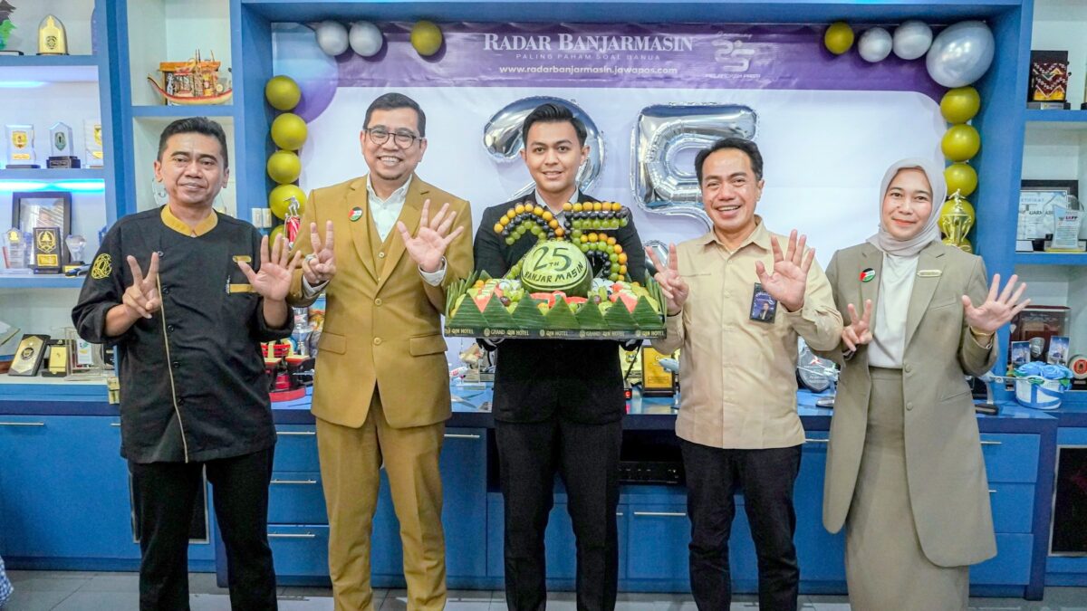 Rayakan Perjalanan 25 Tahun, Radar Banjarmasin Terima Apresiasi Spesial “Tower Buah” dari QIN Hotel dan Grand QIN Hotel Banjarbaru