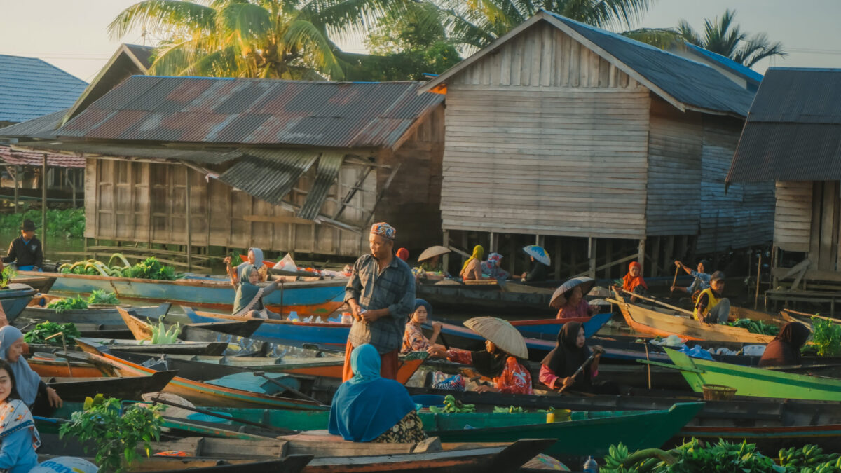 Simfoni Subuh Barito: Dari Kenyamanan Qin Hotel Banjarbaru ke Wisata Pasar Terapung
